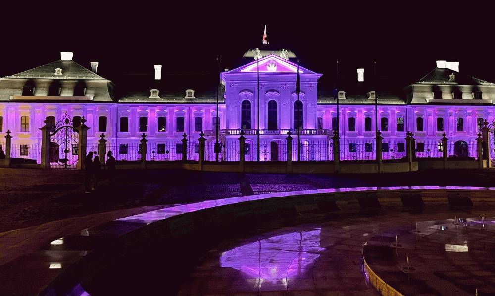 Palác svieti naružovo na podporu prevencie rakoviny prsníka