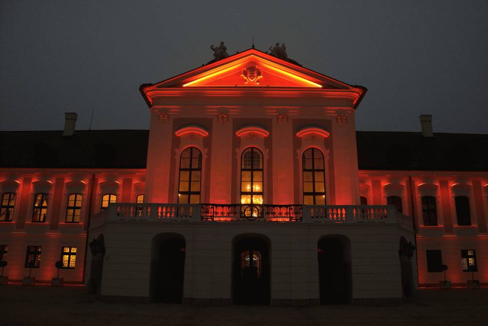 Oranžový palác pripomína solidaritu s obeťami násilia