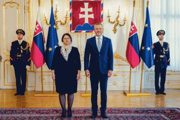 &Scaron;tyria nov&iacute; veľvyslanci odovzdali prezidentovi SR poverovacie listiny