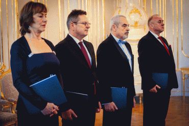 Noví slovenskí veľvyslanci si prevzali od prezidenta poverovacie listiny