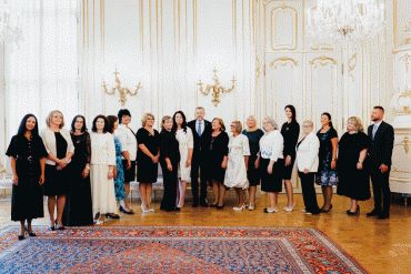 Prezident SR prijal sestry a pôrodné asistentky ocenené Bielym srdcom