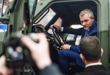 Prezident SR ocenil &uacute;časť Slovenska na v&yacute;voji obrnen&eacute;ho automobilu pre rumunsk&uacute; arm&aacute;du