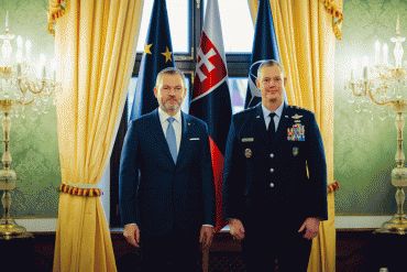 Prezident SR prijal najvy&scaron;&scaron;ieho veliteľa spojeneck&yacute;ch s&iacute;l v Eur&oacute;pe