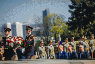 Prezident SR: Zav&auml;zujeme sa chr&aacute;niť slobodu a mier, za ktor&eacute; bojovali na&scaron;i osloboditelia