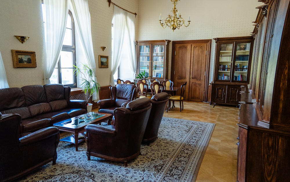 Hnedý salón